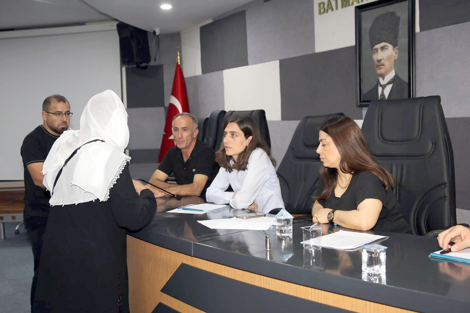 ‘Halkımızın sorunlarını dinliyoruz’