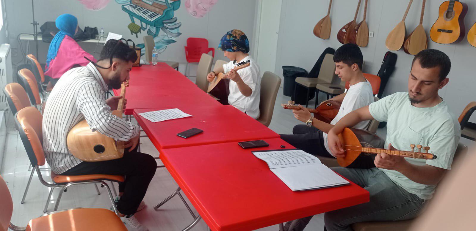 Genç ofiste verilen müzik kurslarına gençler yoğun ilgi gösteriyor