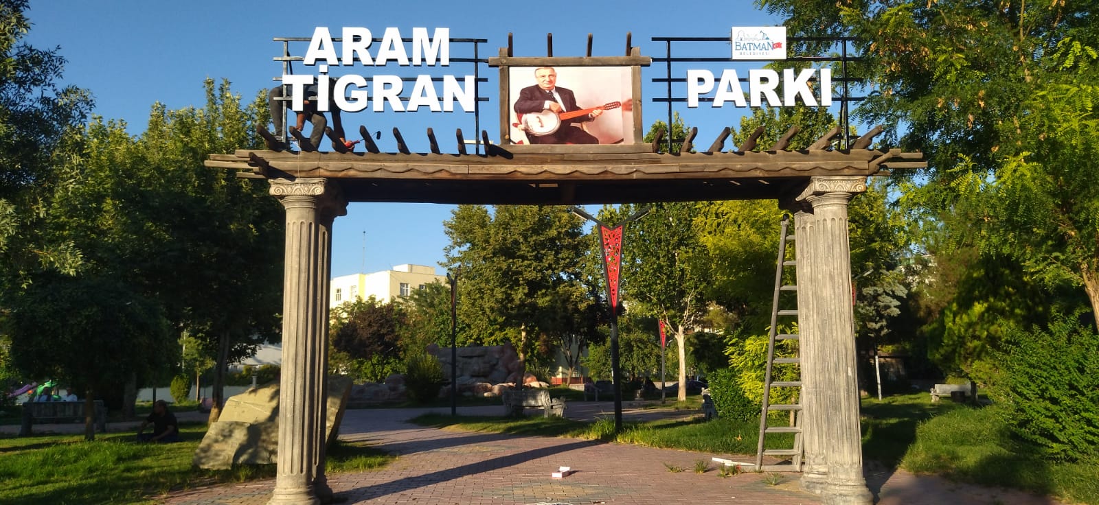 Parkların giriş tabelalarını yenilendi