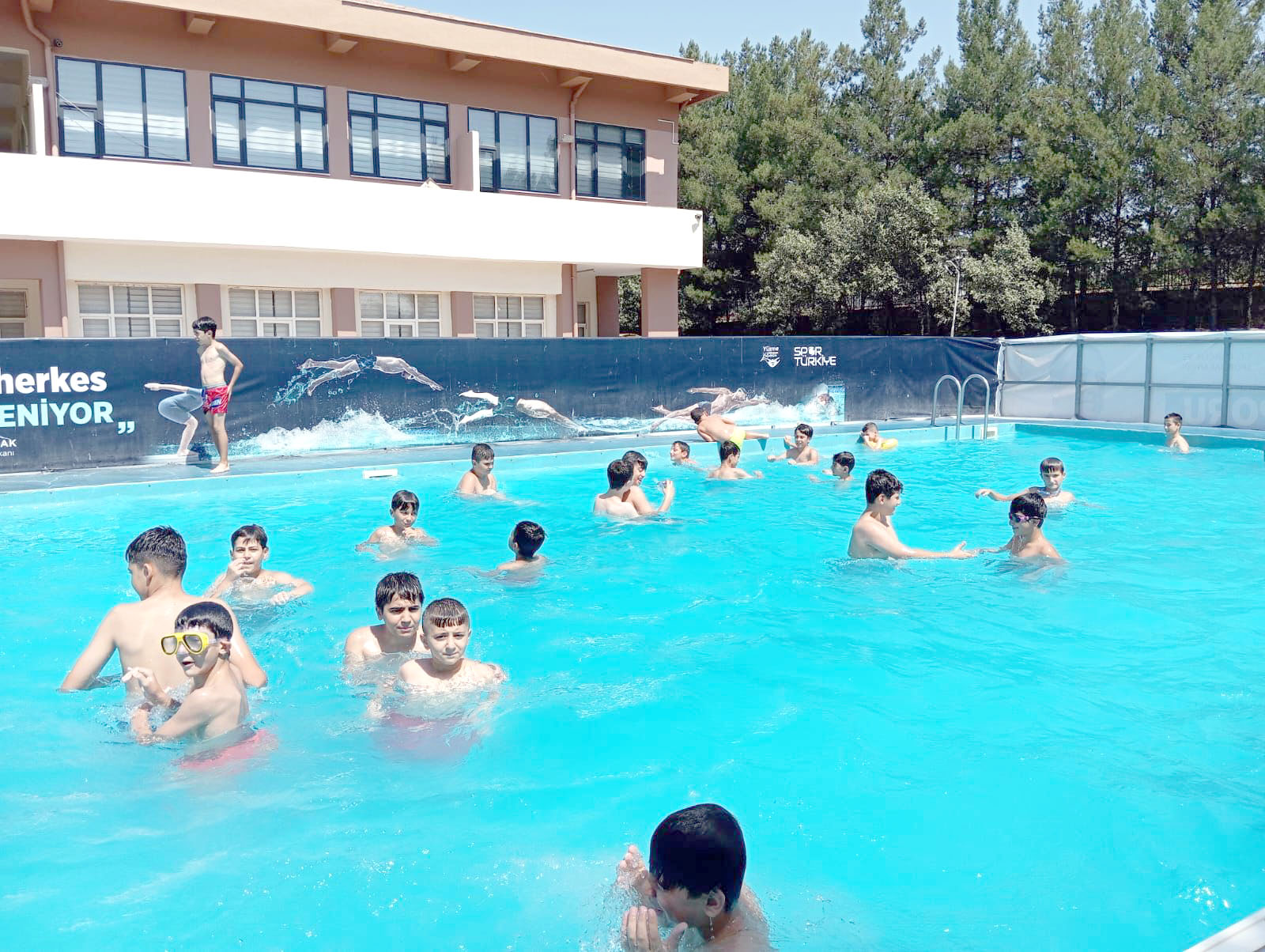 Çocuk ve gençler için özel olarak 8 Adet portatif havuz hizmet veriyor