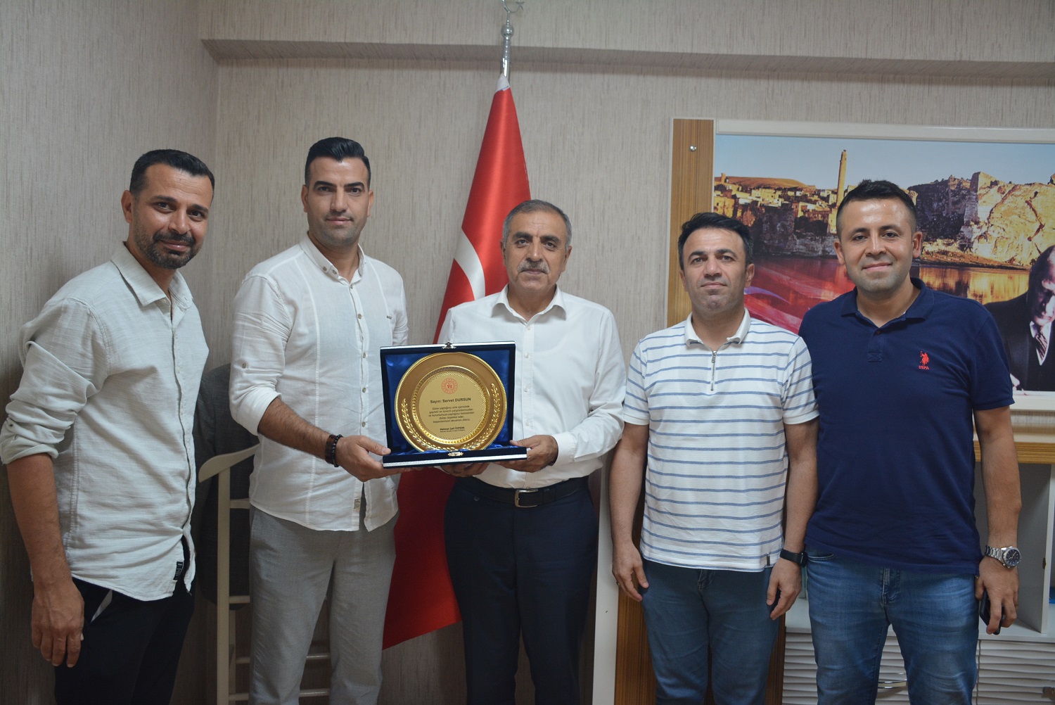 Dursun’a Malatya’ya atanmasından dolayı kendisine hizmet plaketi takdim edildi