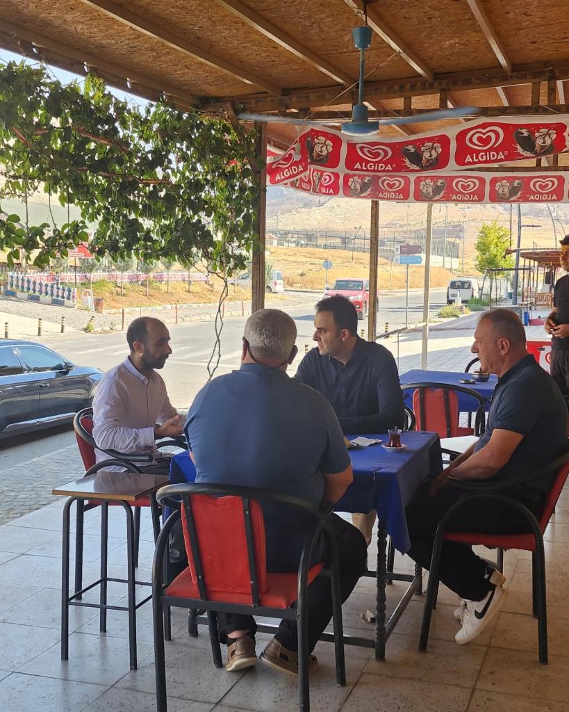 Vatandaşlarla birlikte çay sohbeti