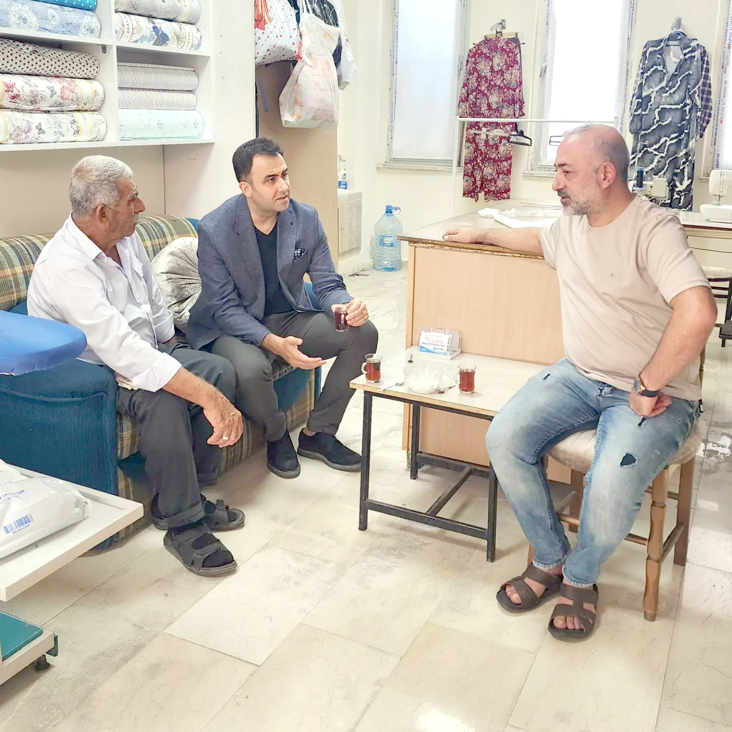 Esnaf ile sohbet ederek, talep ve görüşleri dinledi