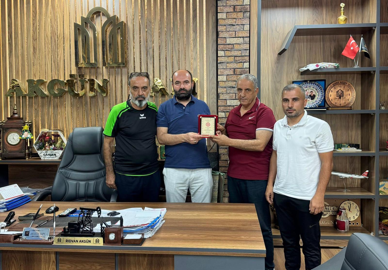 ASKF’den iş insanı Akgün’e teşekkür plaketi