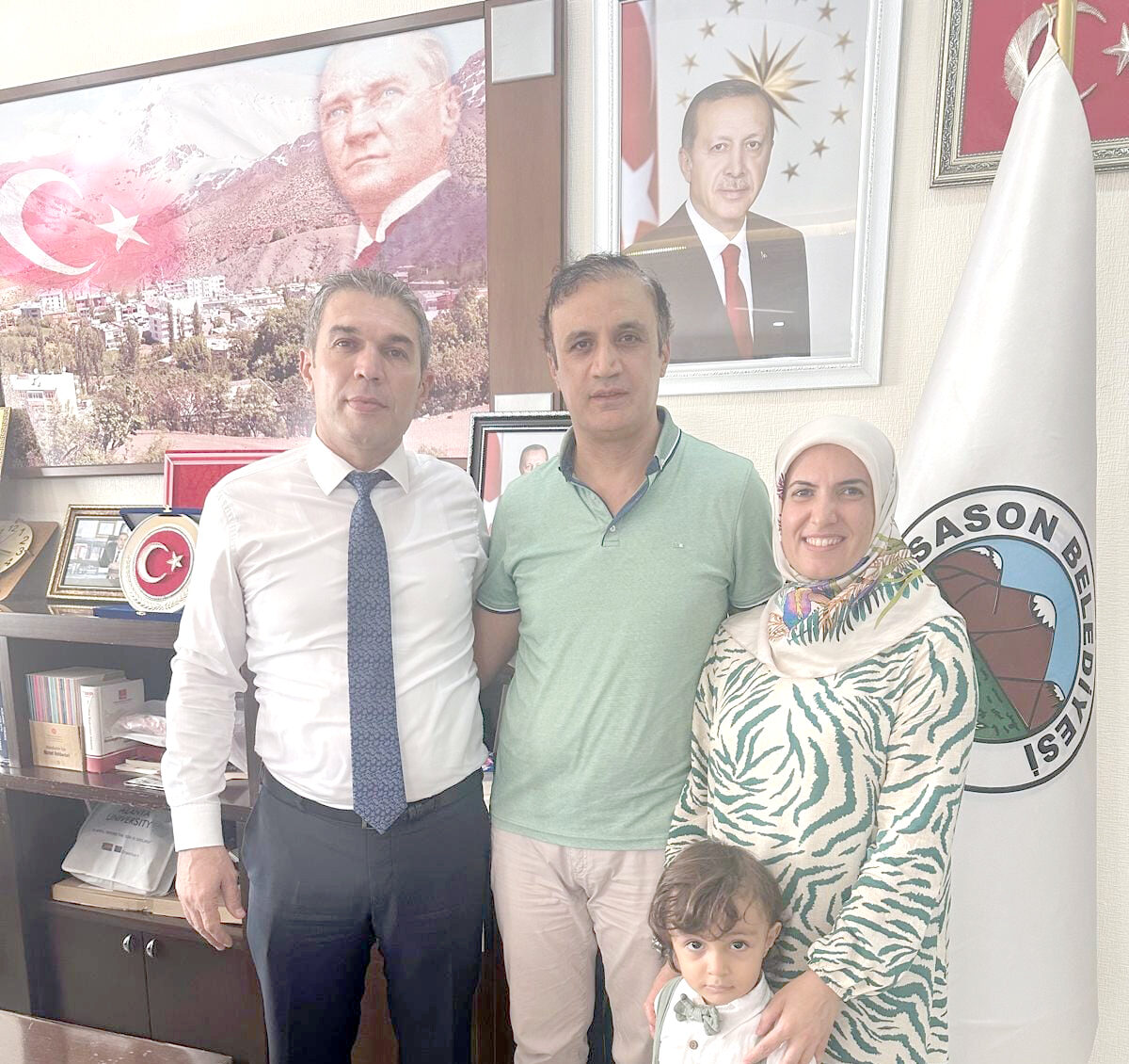 İmzalı kitabını hediye etti