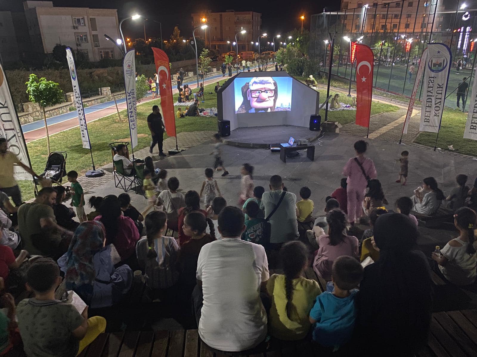 Açık havada sinema keyfi devam ediyor