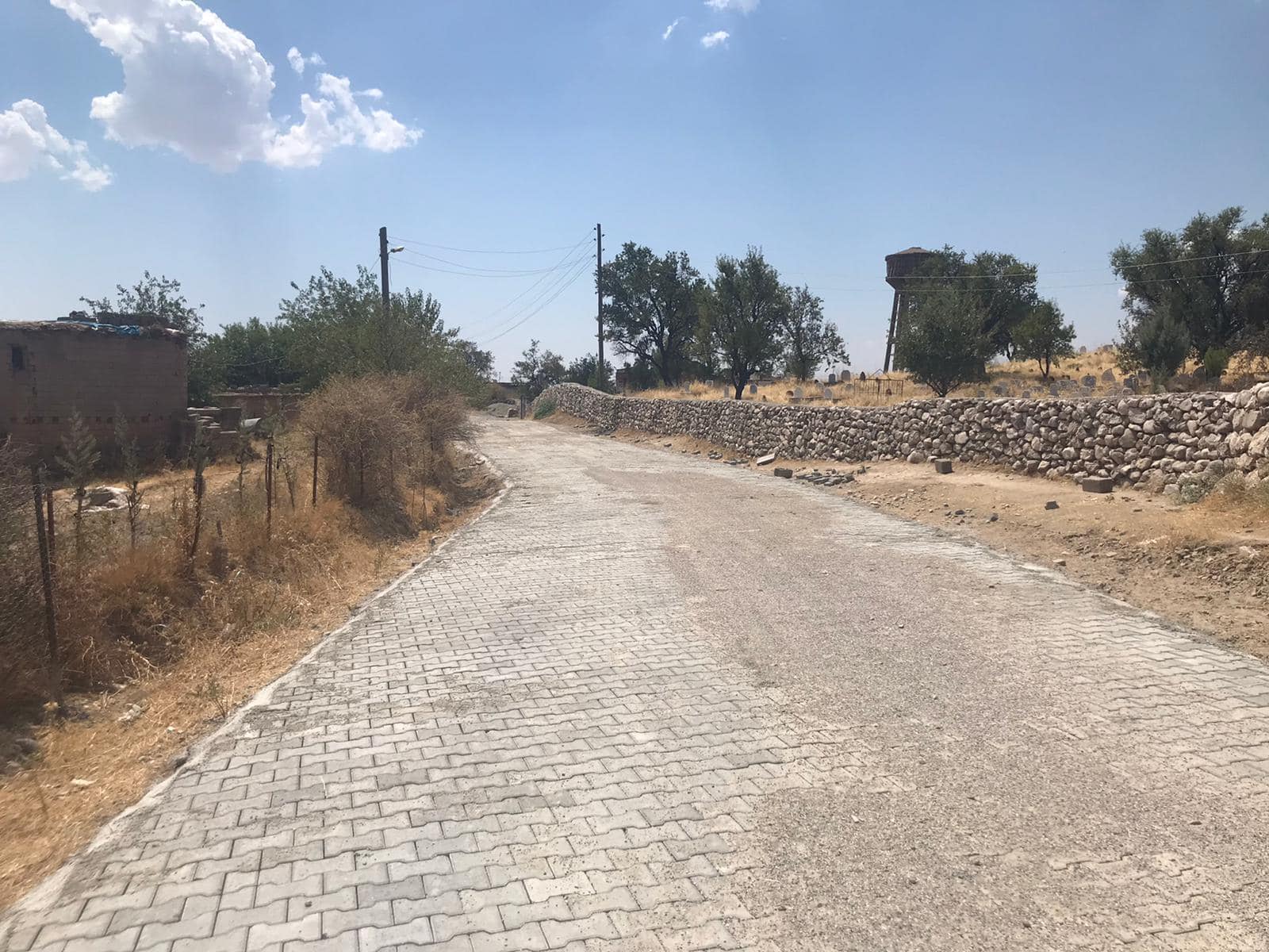 Köylerde kilitli parke taşı döşeme çalışması