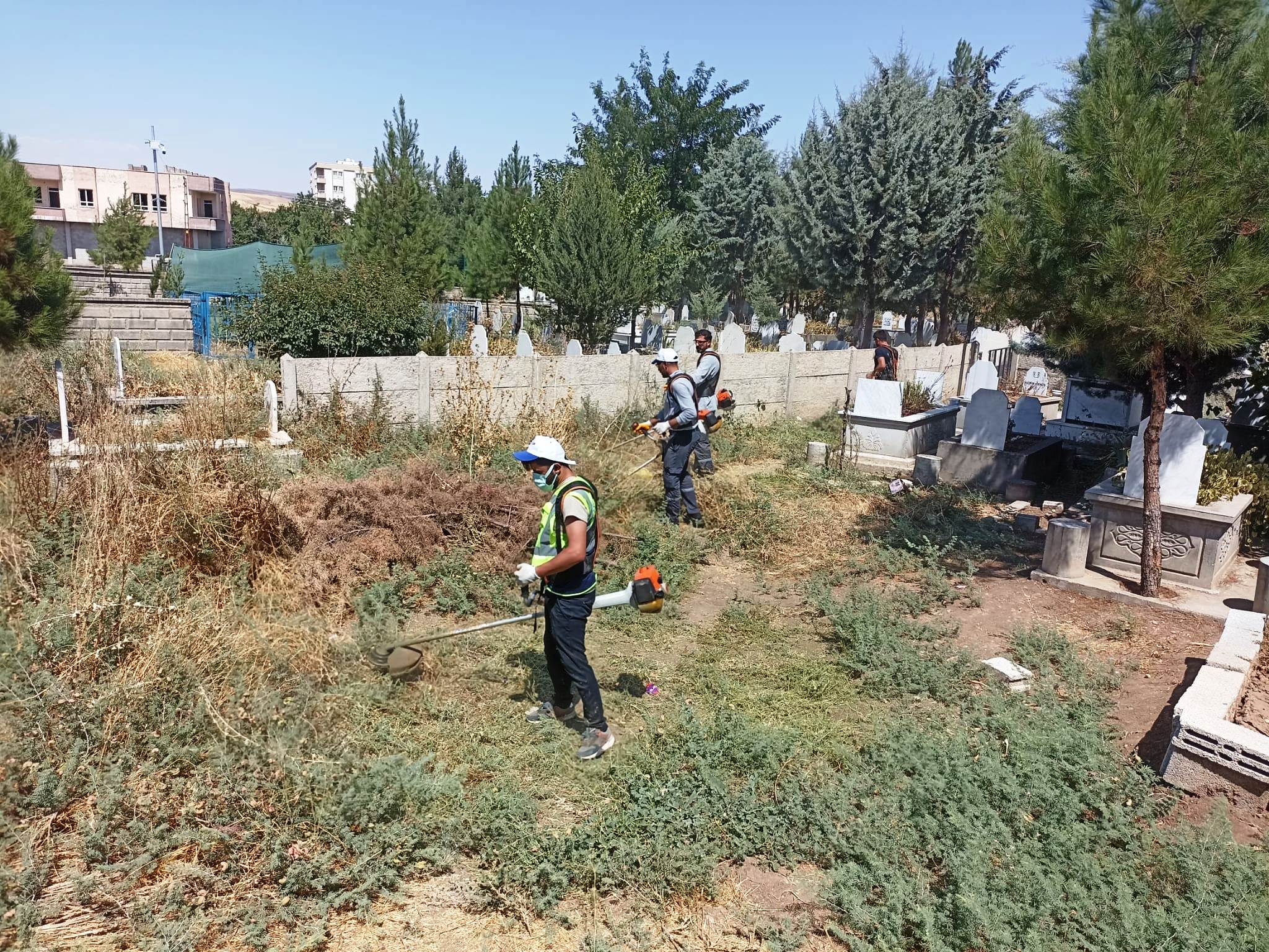 Mezarlıklar kapsamlı temizleniyor!