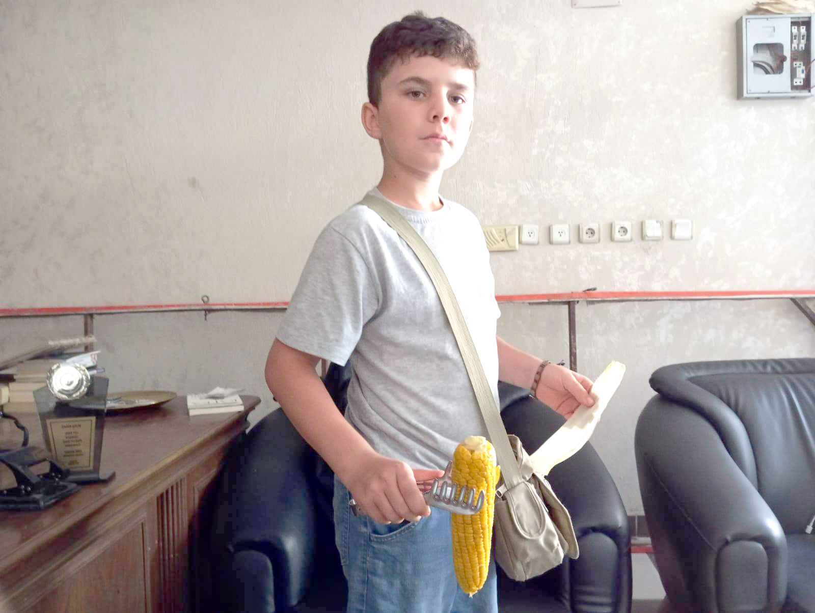 Mısır satarak okul harçlığı çıkarıyor