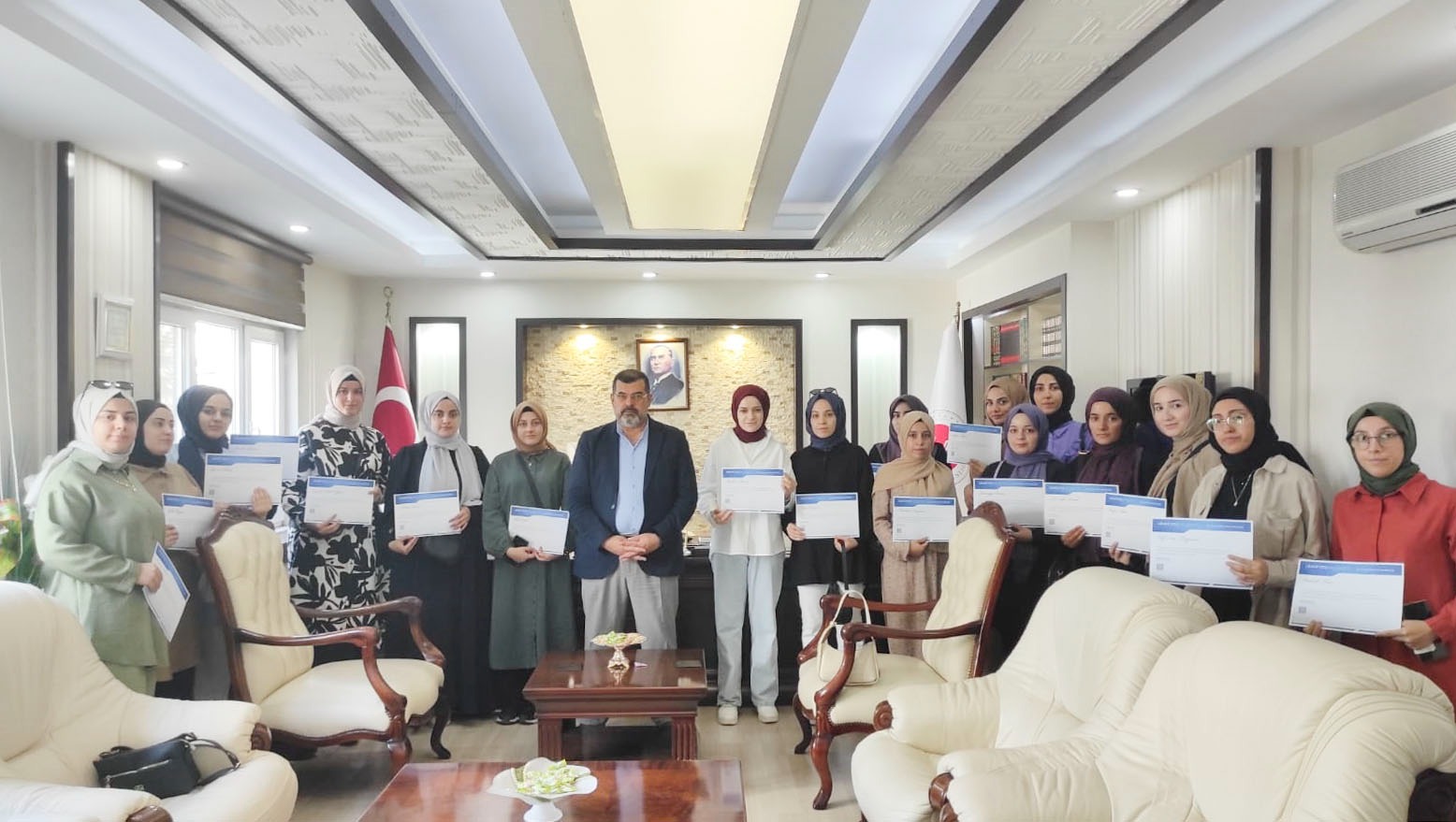 Müftülükte staj programını tamamlayan öğrencilere katılım belgeleri verildi