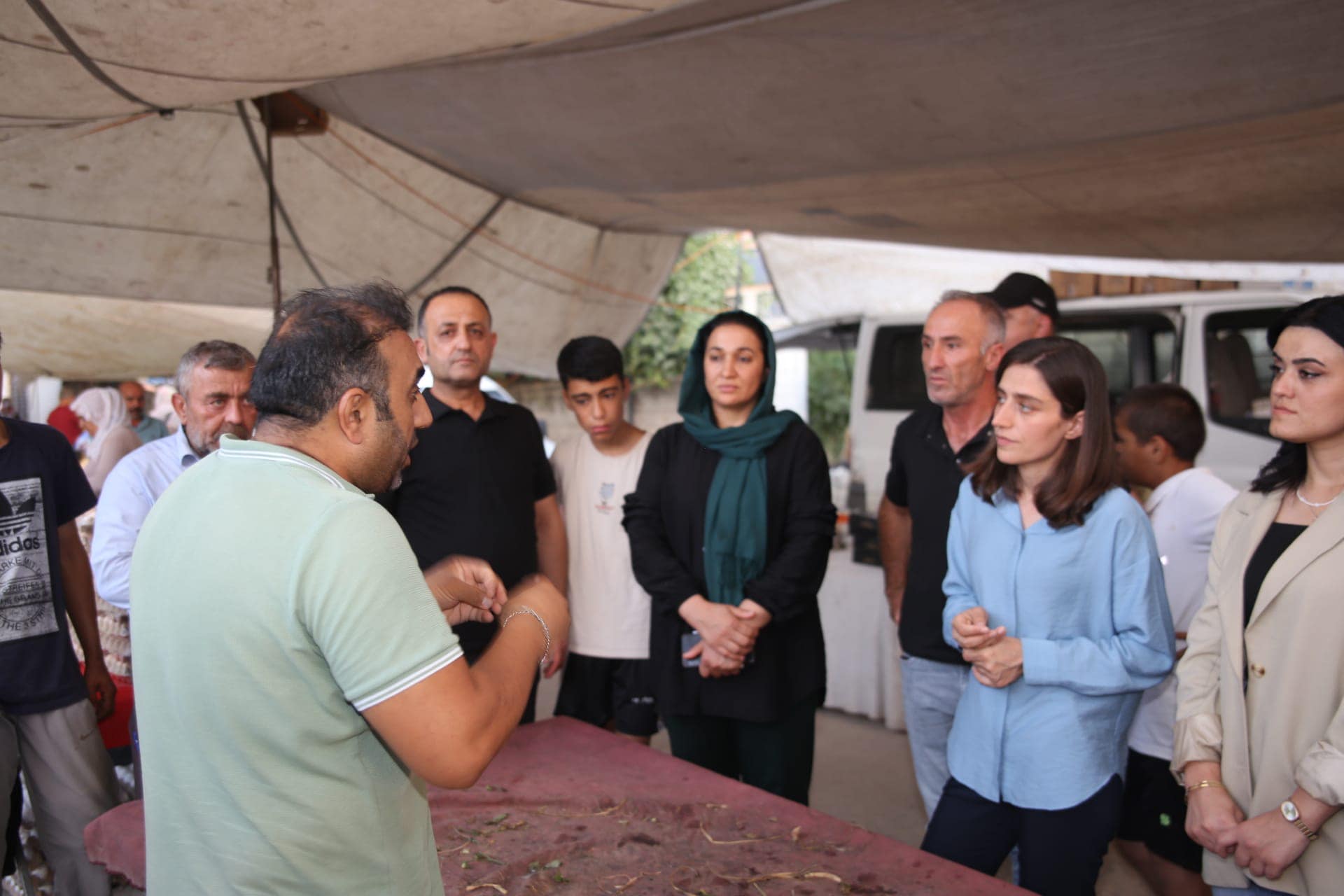 Eş Başkanlar semt pazarında vatandaşları dinledi