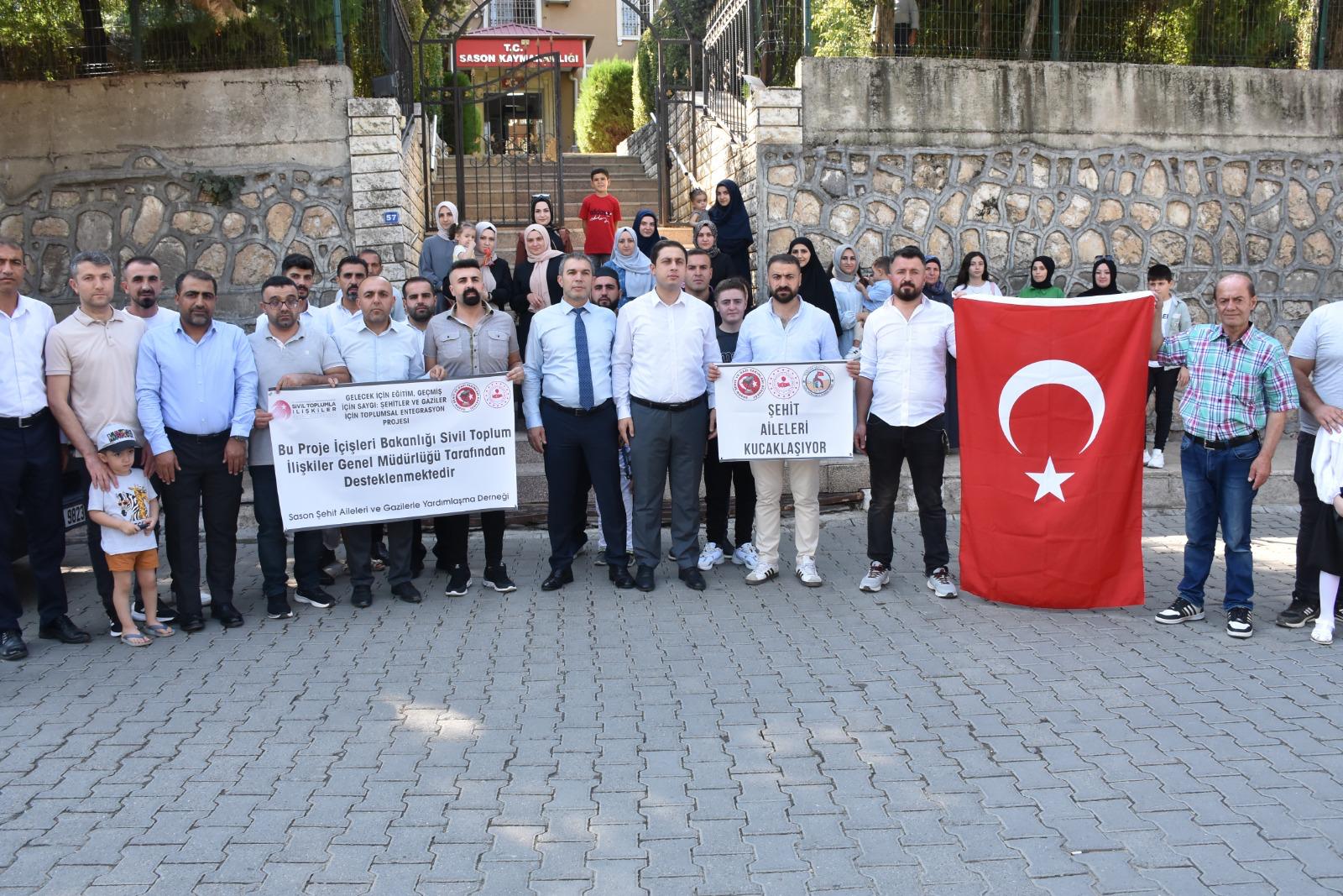 Şehit aileleri kucaklaşıyor