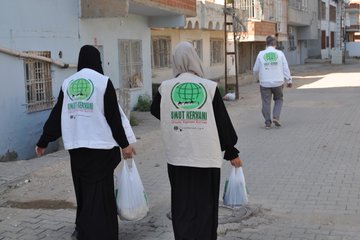 Batman Umut Kervanı’ndan İhtiyaç Sahiplerine Kırmızı Et ve Gıda Paketi Yardımı