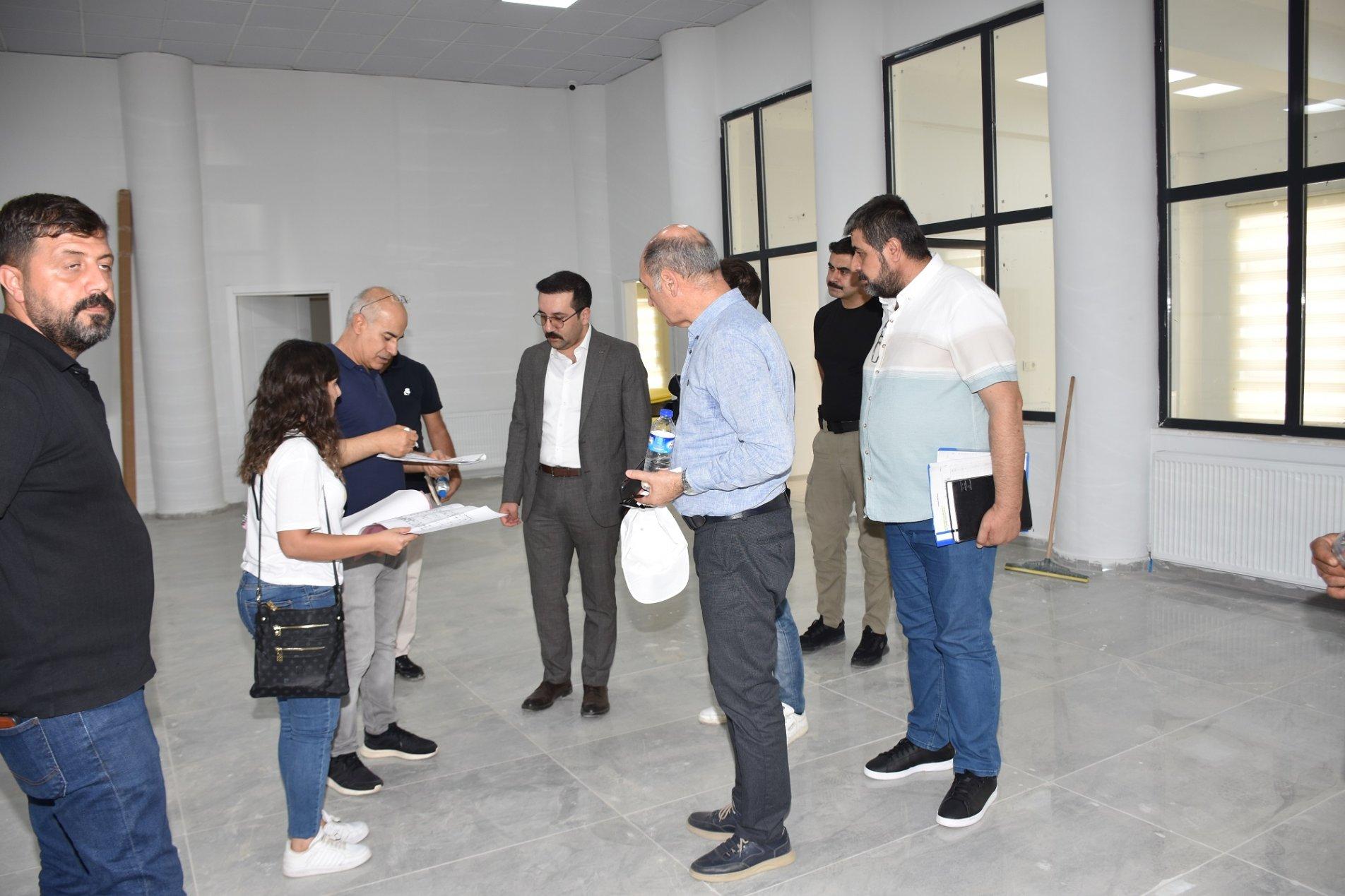 Vali Yardımcısı Canpolat ve Müdür Kurtaran Okul İnşaatlarını İnceledi