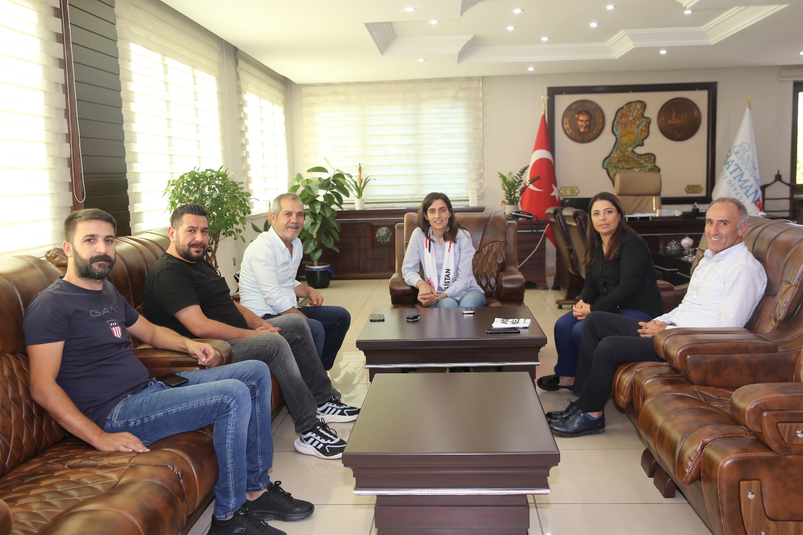 Batman Petrolspor’un taraftar grubu olan Yarasalar, Batman Belediyesi’ni ziyaret etti