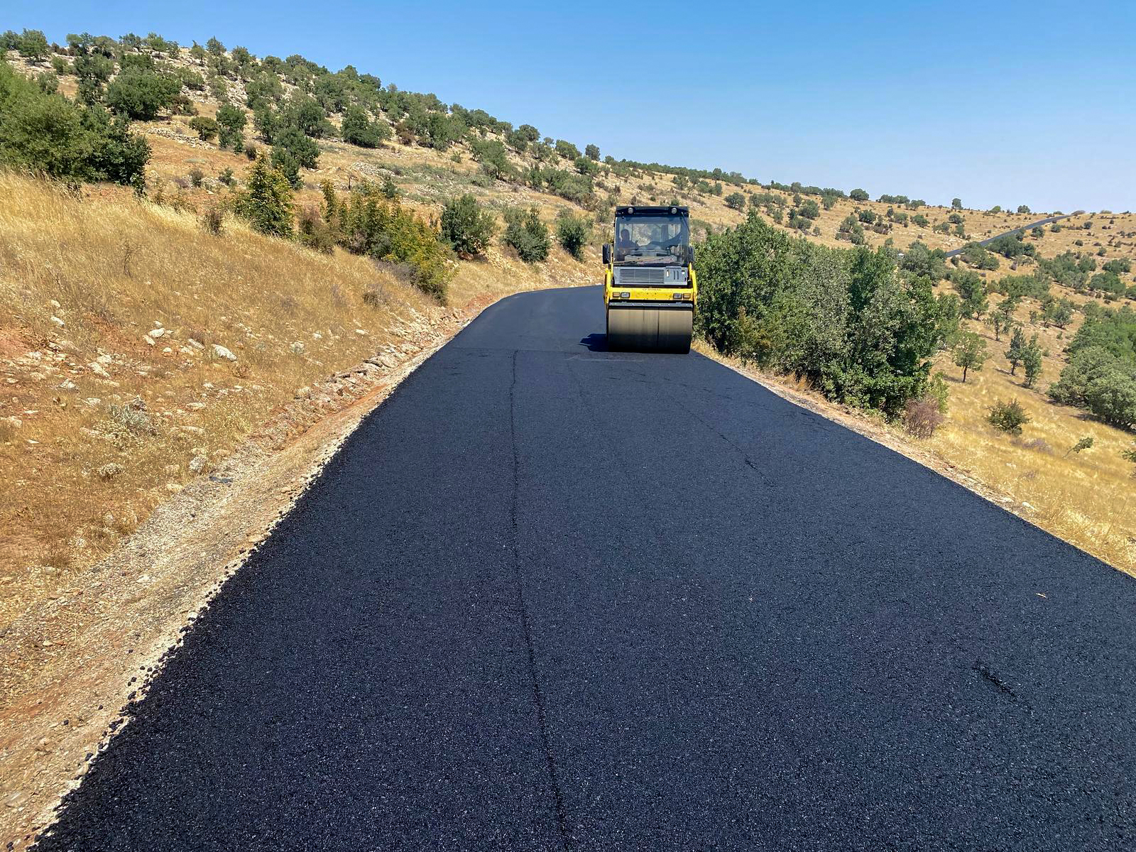 Köylerde yol yapım çalışması