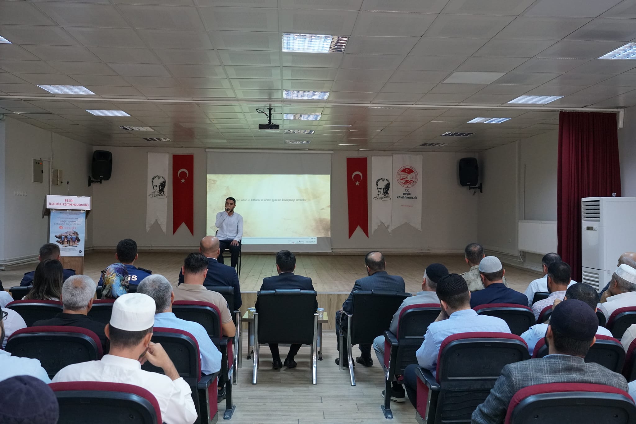 “Beşiri’de Peygamberimiz ve Şahsiyet İnşası Konferansı: İl Müftüsü’nden Plaket ve Başarı Dilekleri”