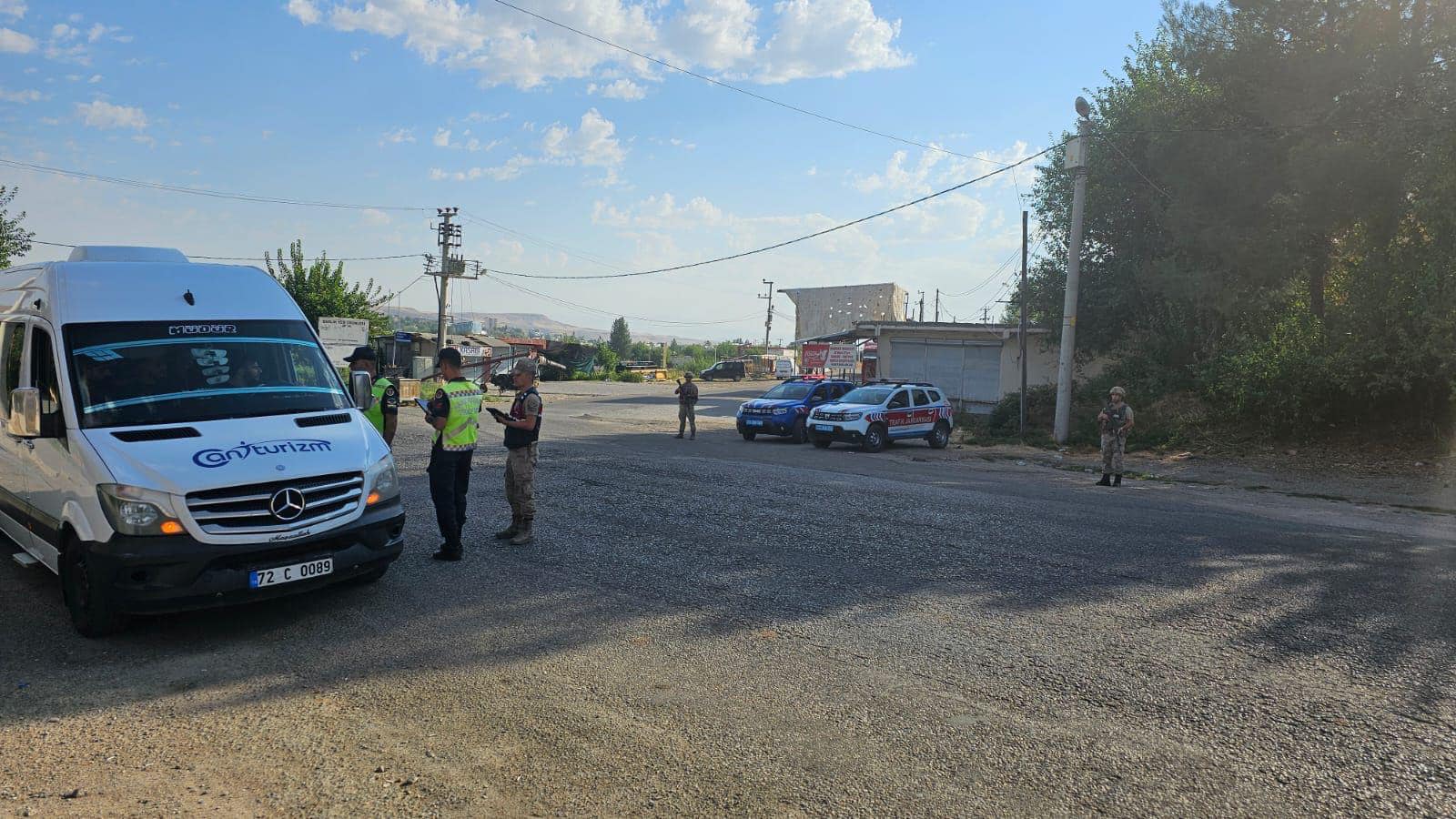 Beşiri’de okul servis araçlarına ve okul çevrelerine denetim