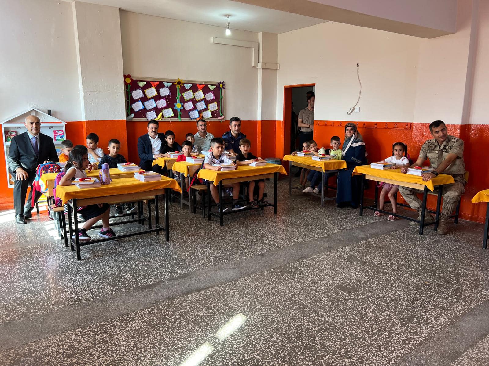 Beşiri Kaymakamı, öğrencilerin sevincine ortak oldu