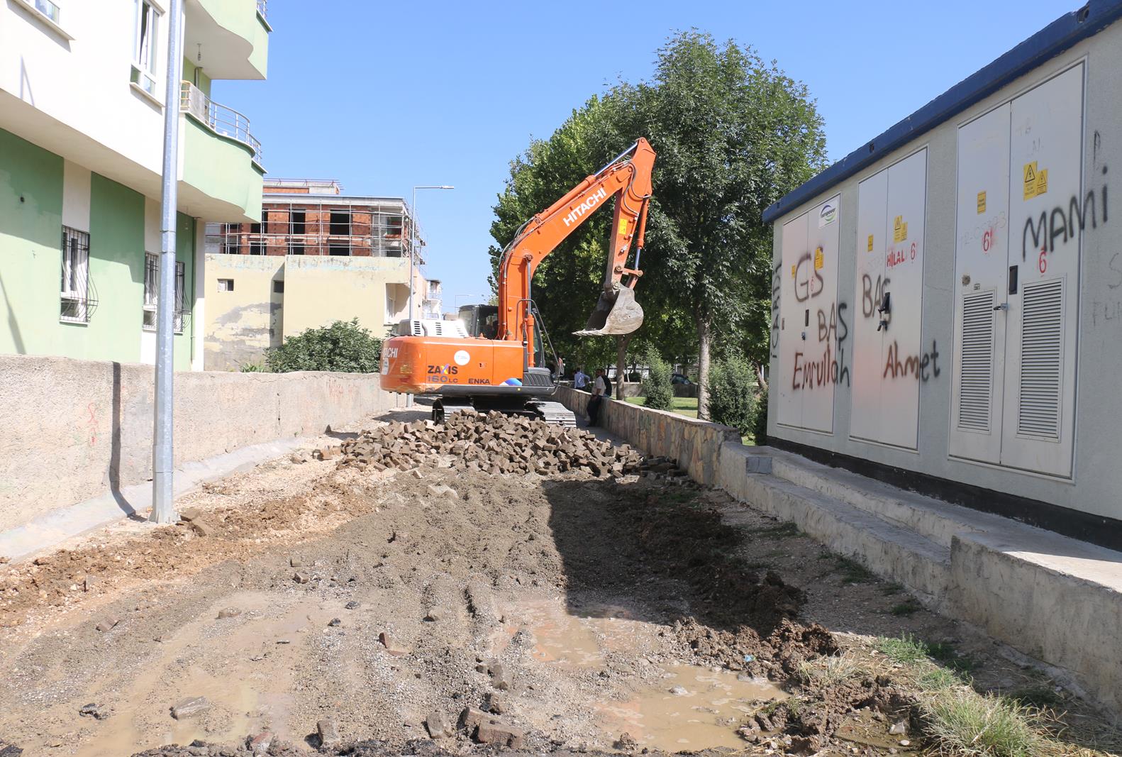 Çay ve Hilal Mahallelerinde yol yapım çalışmaları başladı