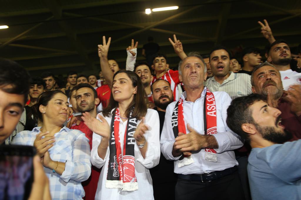 Eşbaşkanlar Petrolspor maçını halkla birlikte izledi