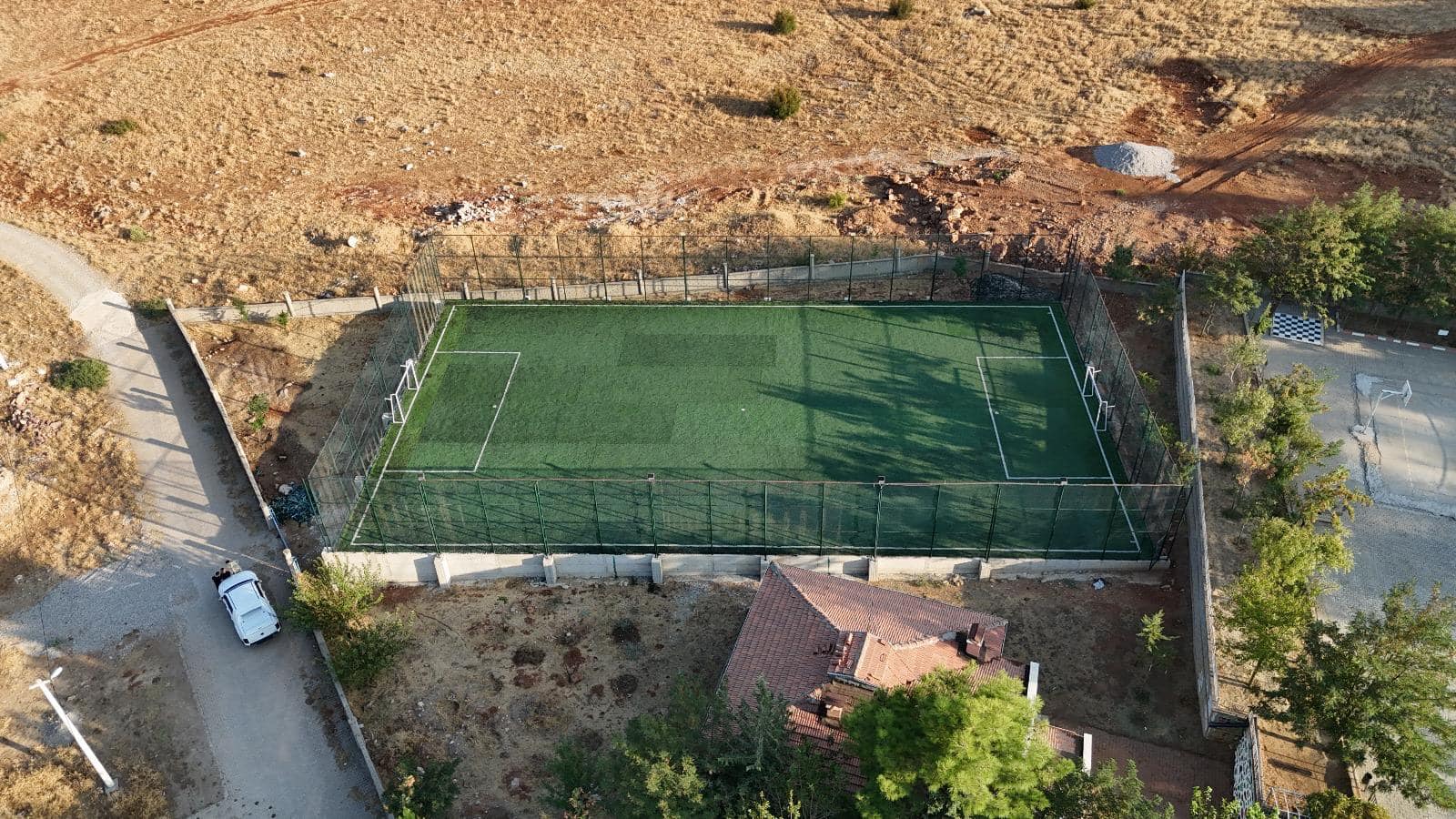 Yunus Emre Ortaokulu’na yeni sentetik çim futbol sahası açıldı