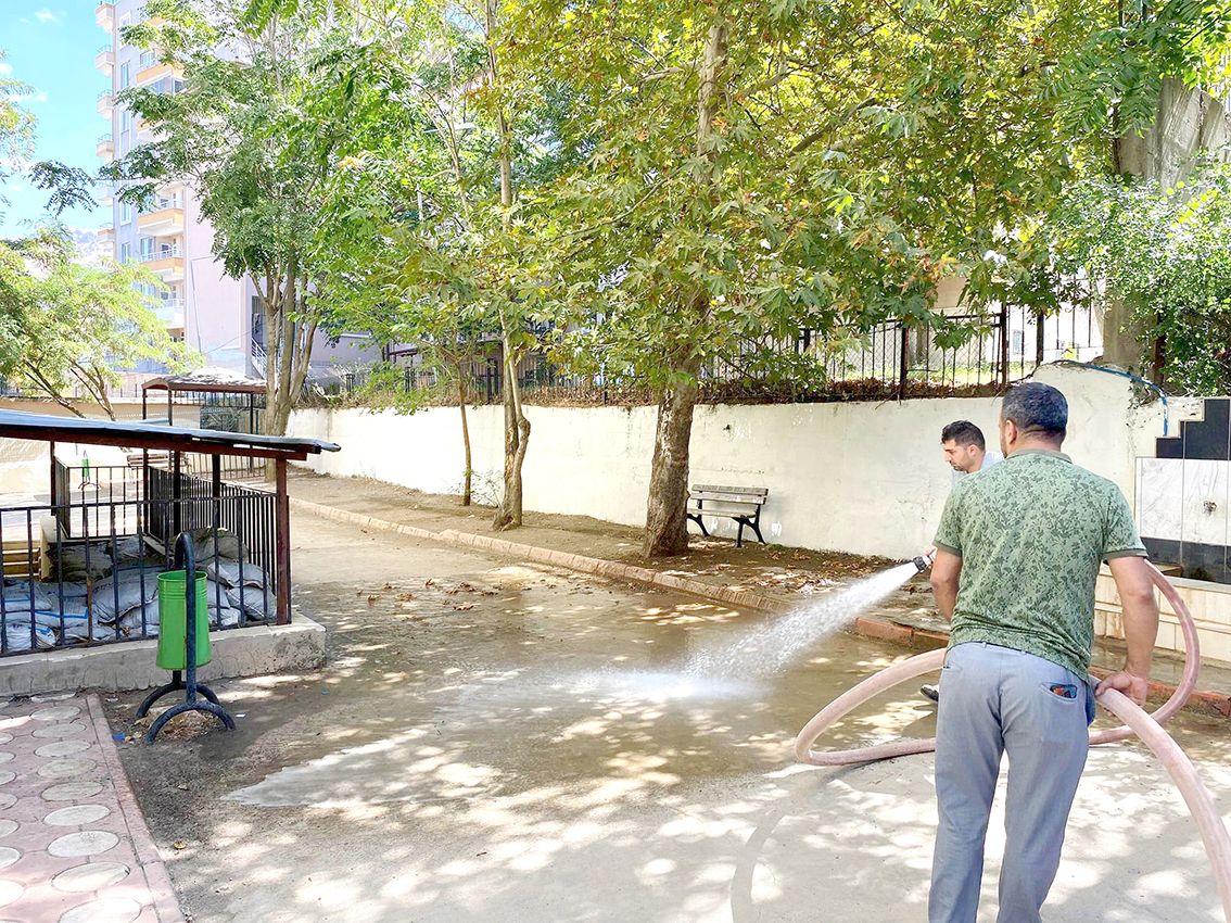 Belediye Ekipleri Okul Bahçesini Temizledi