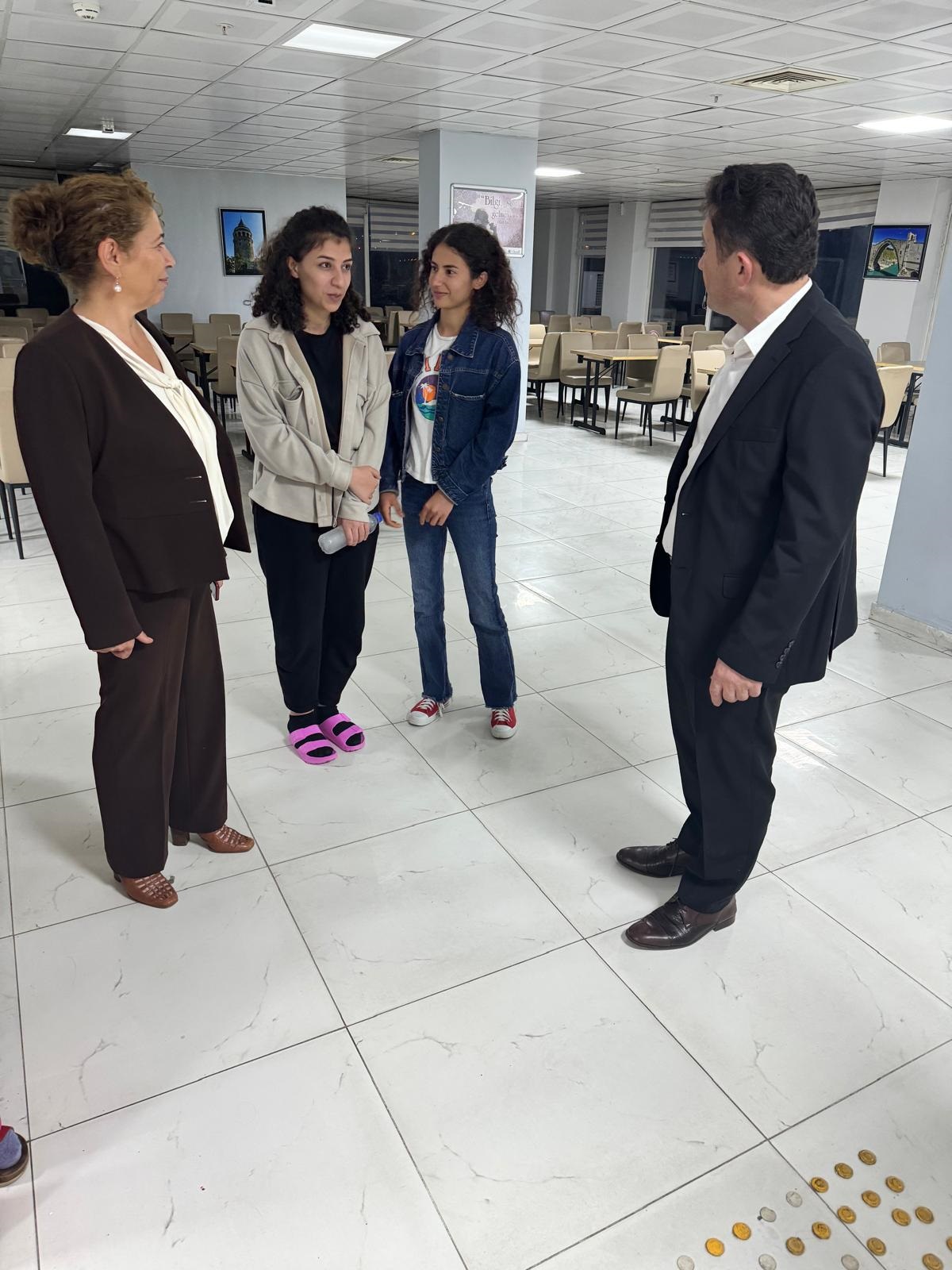 Özdemir, Yurtlarda Öğrencileri Dinledi