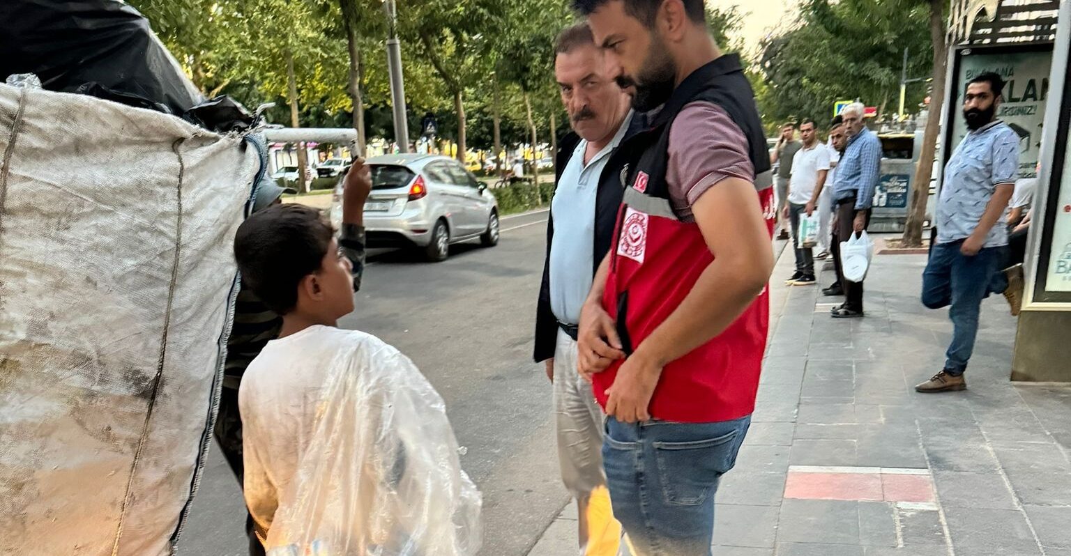 Sokak Mobil Ekipleri, dilencilerle ilgili müdahale ediyor