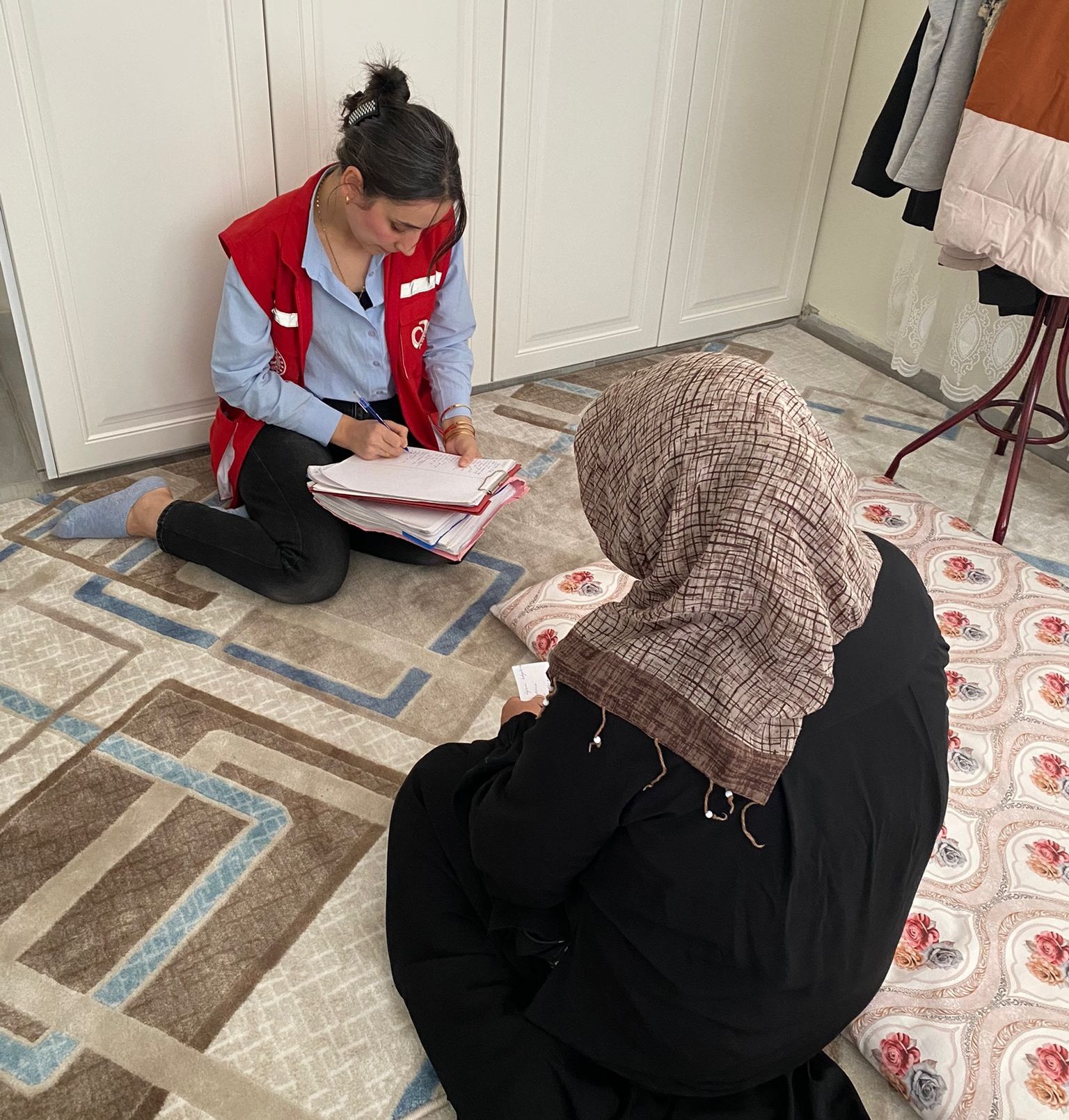 Yeni Müracaatçıların Taleplerini Değerlendiriyor