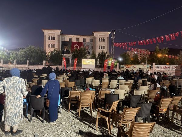 FESTİVALDE AÇIK HAVA SİNEMA KEYFİ DEVAM EDİYOR