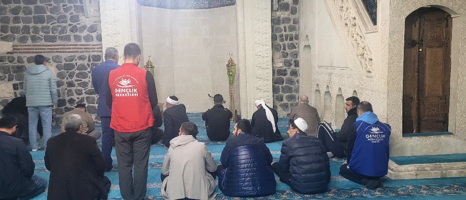 Gençler camide buluştu