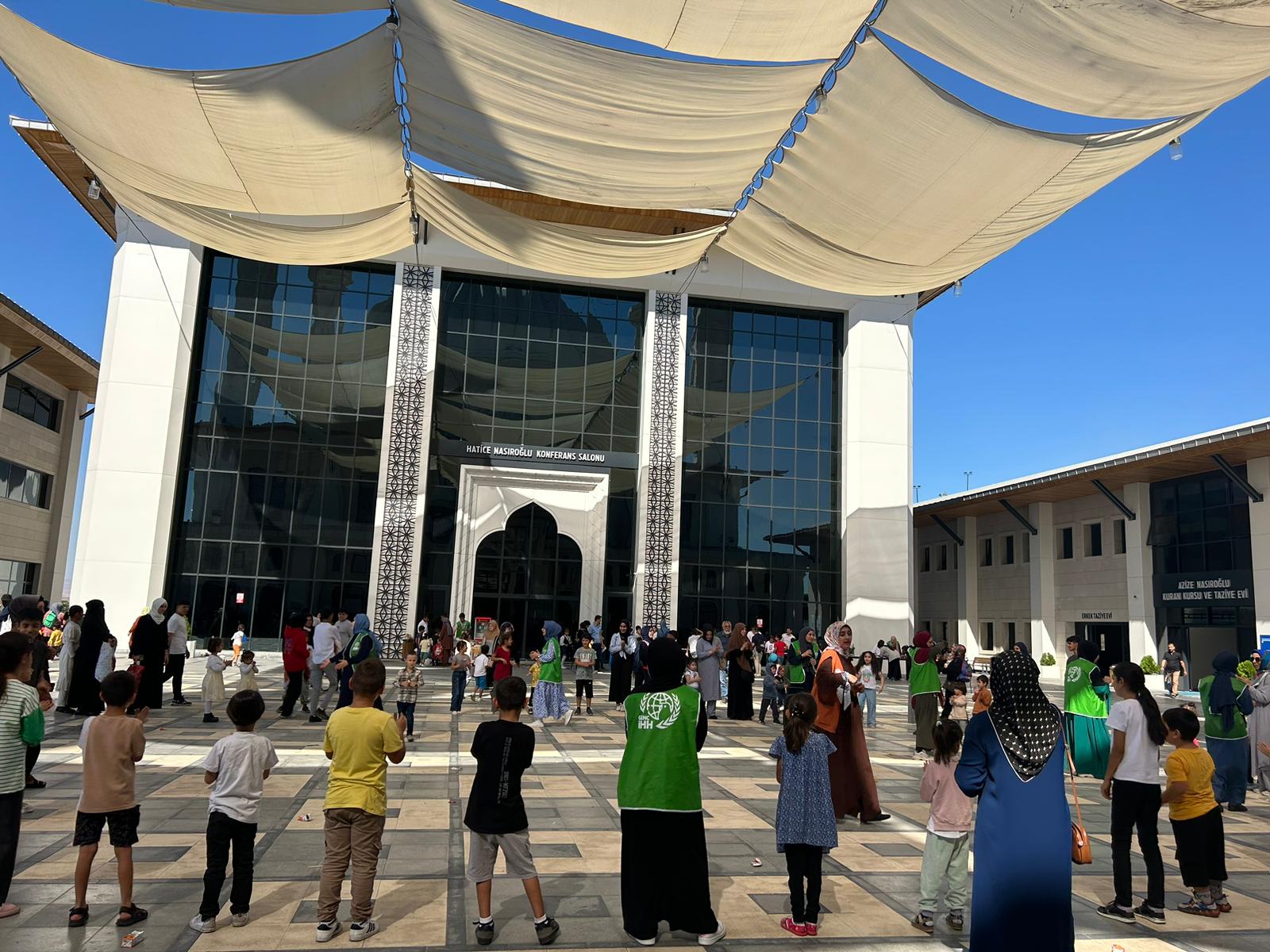 İHH kış öncesi 500 yetim çocuğu giydirdi