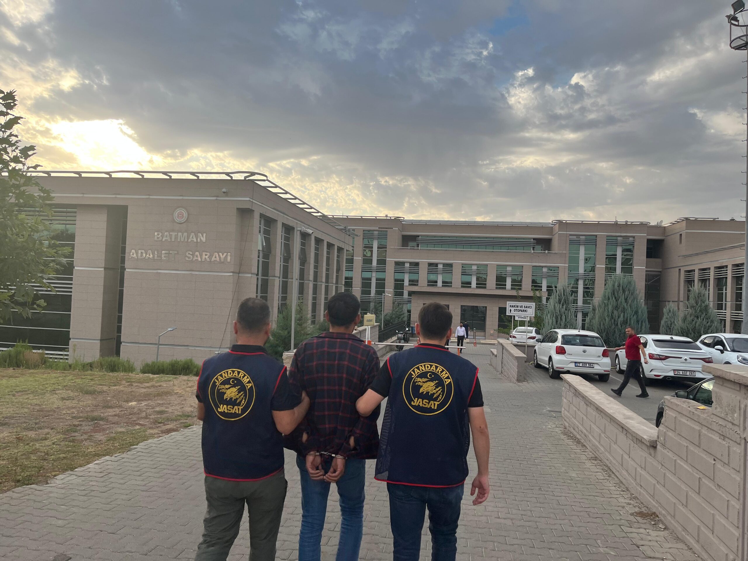 Batman’da Cezaevi Firarisi ve Dolandırıcılık Suçlusu Yakalandı