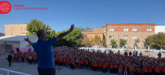 Öğrenciler derslere ısınma egzersizleri ile başlıyor