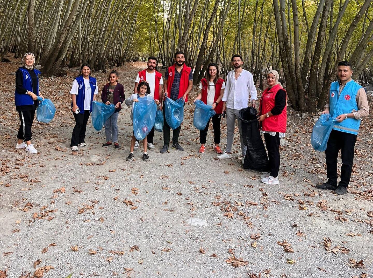 Kozluk’ta gençlerden çevre temizliği etkinliği