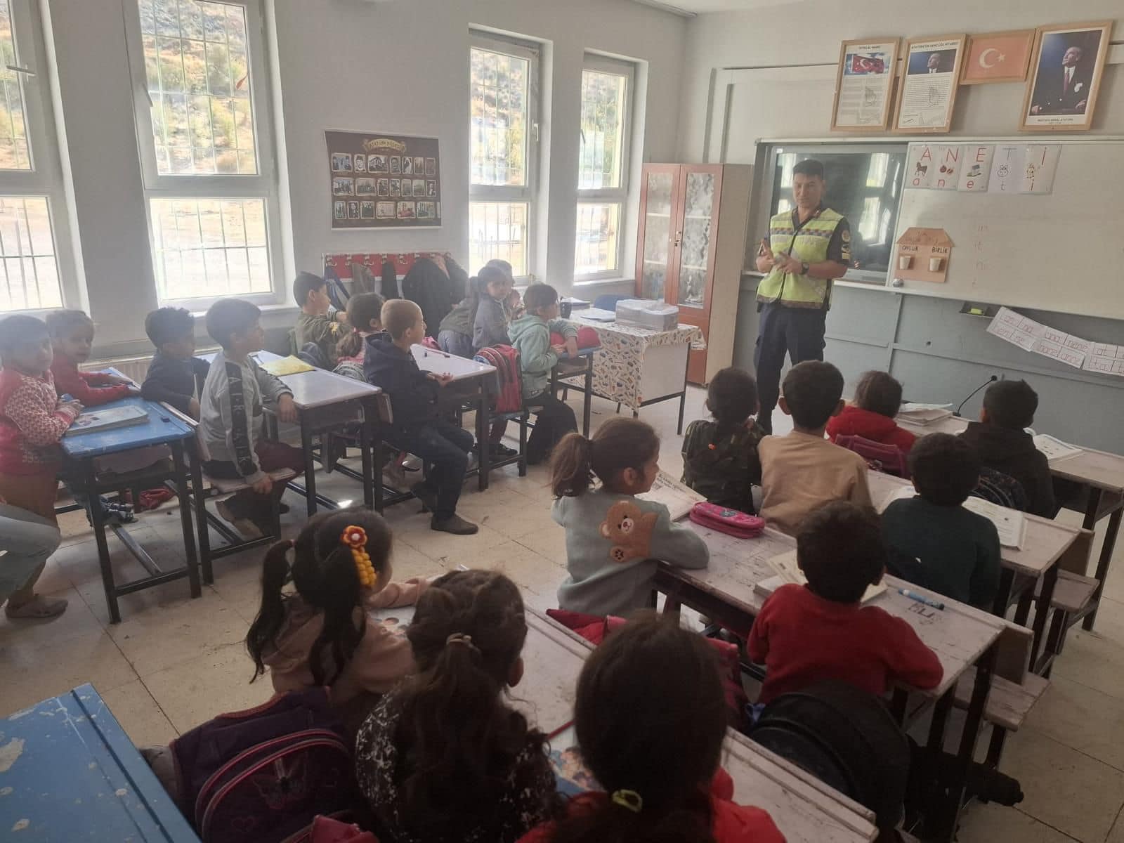 Kozluk’ta öğrencilere temel trafik eğitimi verildi