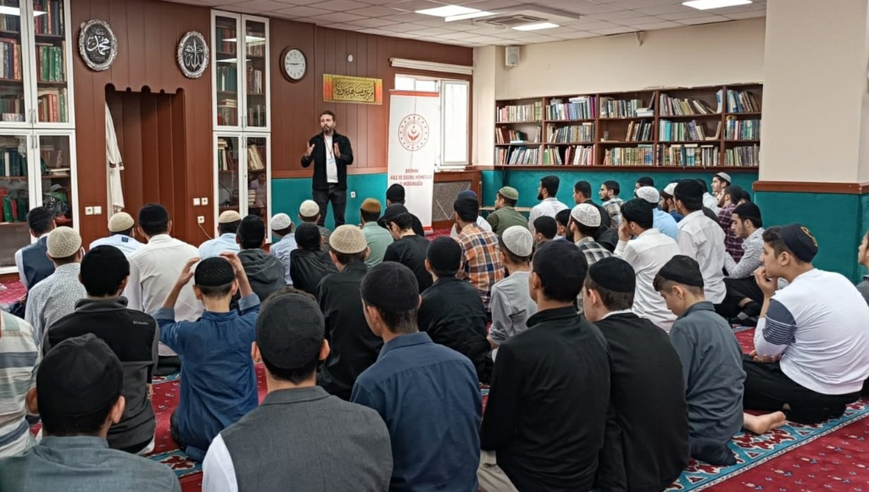 Kur’an Kursu kursiyerlerine bilinçli medya kullanımı eğitimi