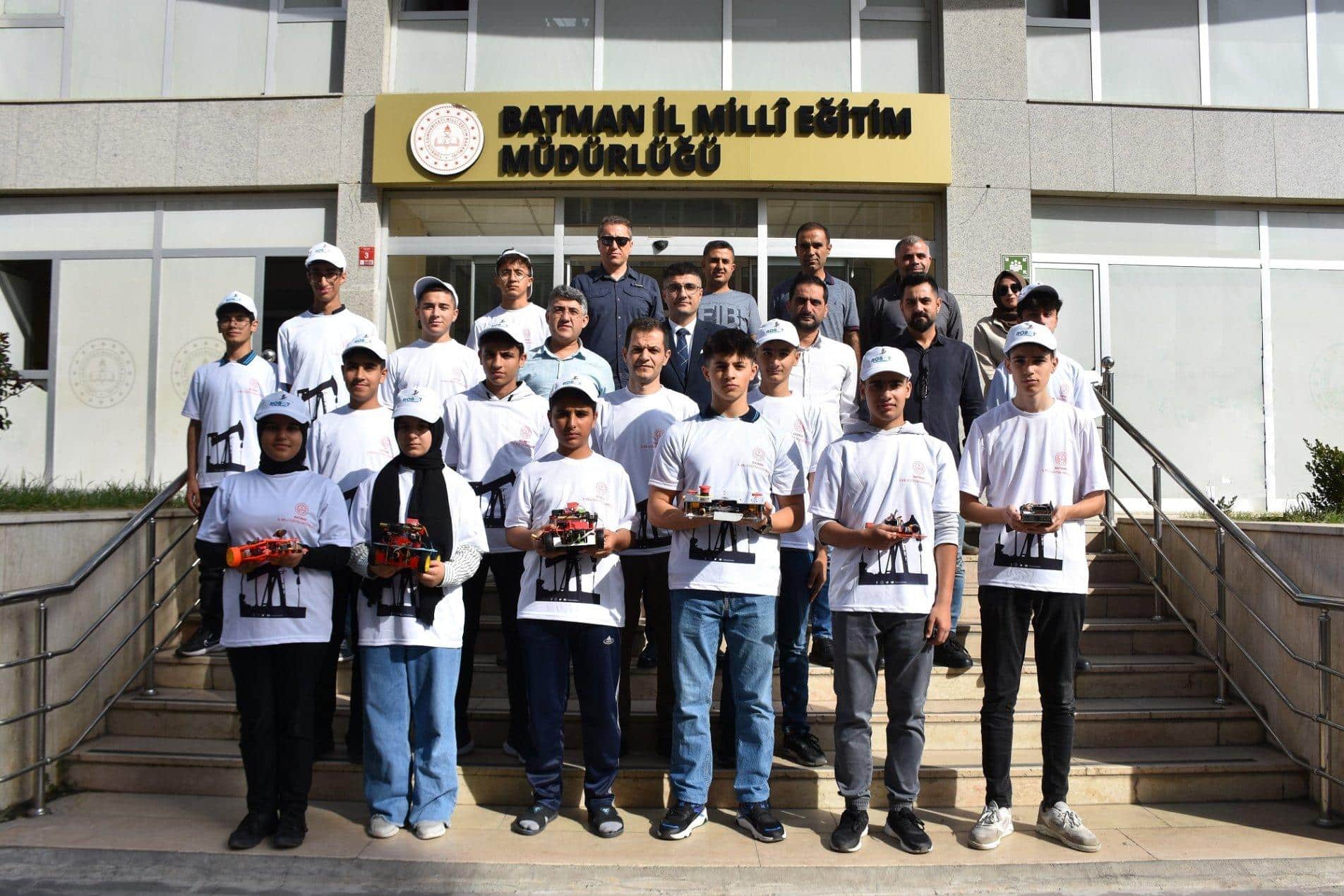 Öğrenciler Robot Yarışmasına katılmak üzere Erzurum’a gitti