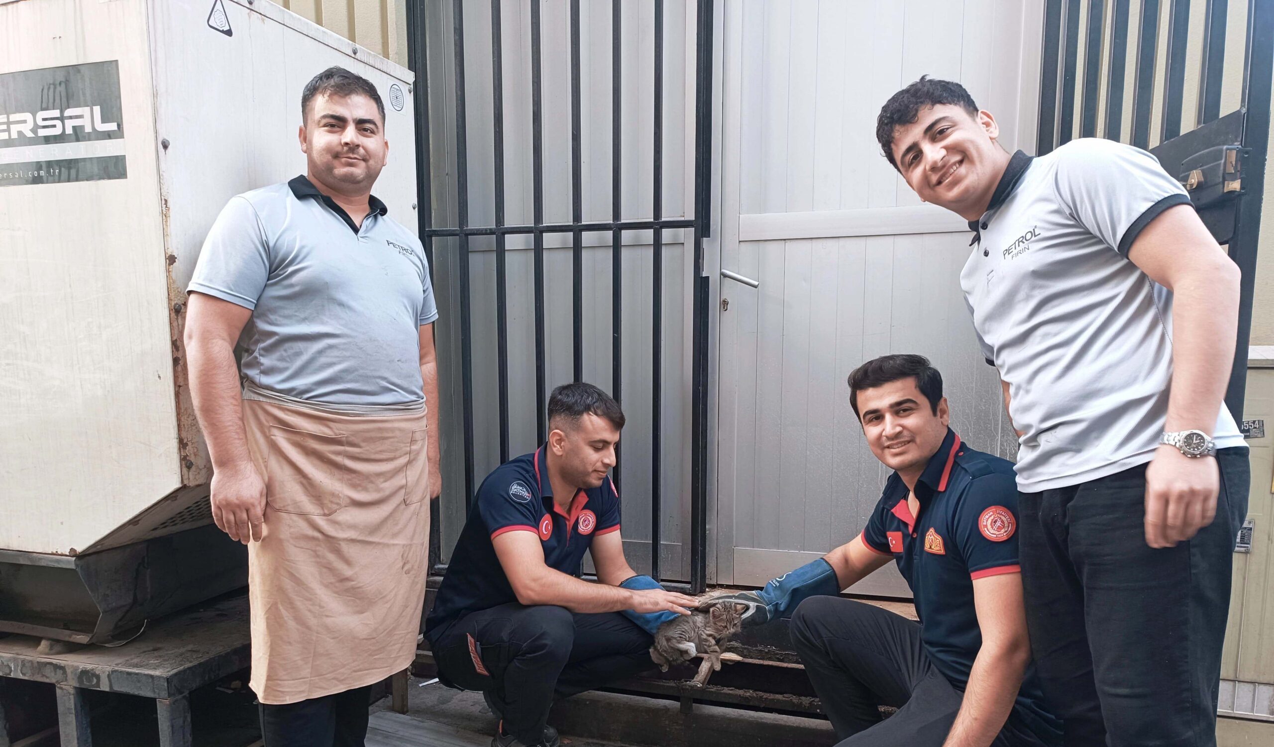 Petrol Cafe Çalışanlarından Örnek Davranış: Minik Kediyi Kurtardılar