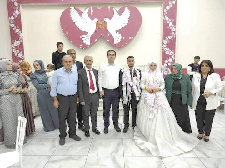 Mutlu Günlerinde yalnız bırakmadı