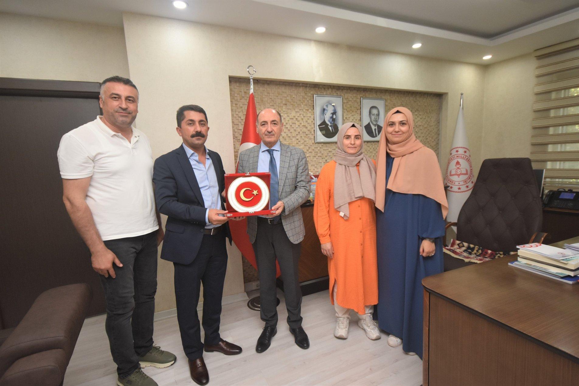 Pınarbaşı Mahalle Muhtarı’ndan Müdür Kurtaran’a teşekkür ziyareti