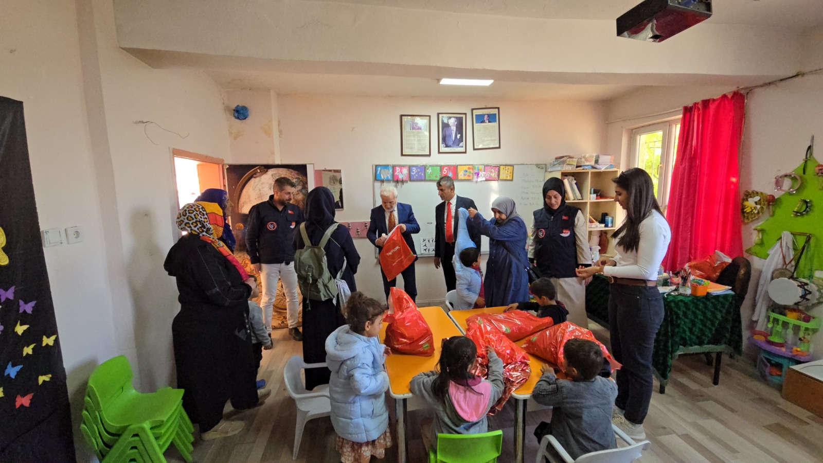 Batman Siirtliler Derneği’nden Köy Okullarına Sıcak Destek