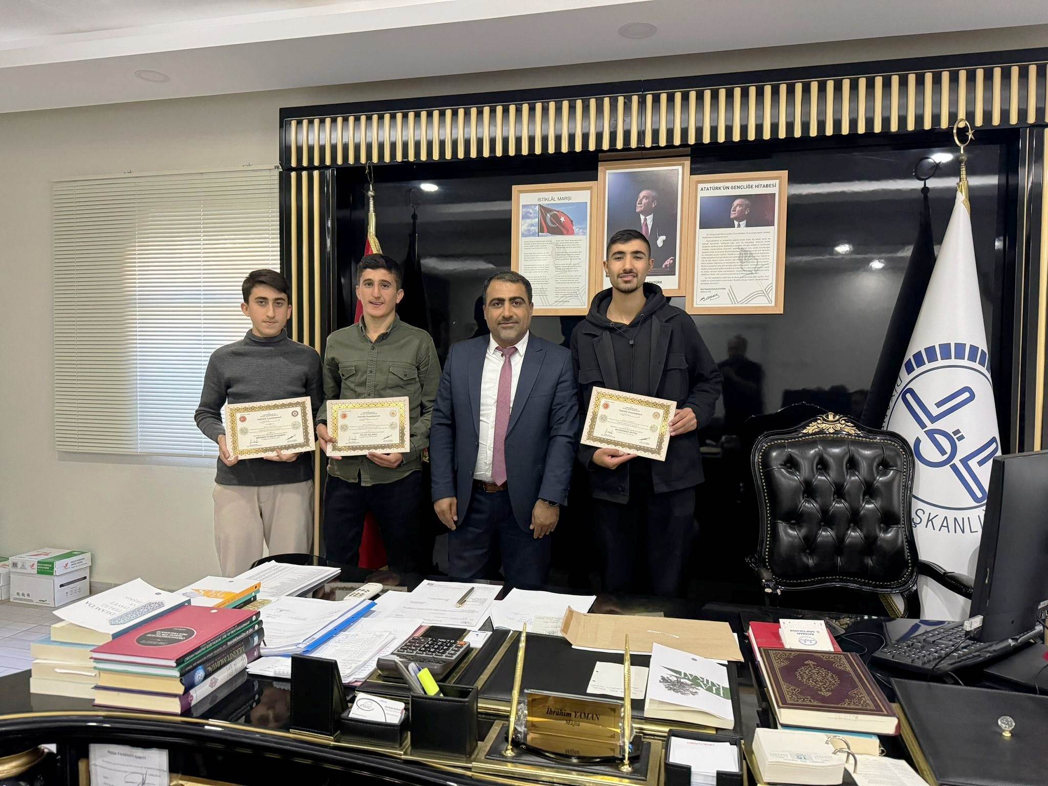 HAFIZ ÖĞRENCİLERE BELGE VERİLDİ