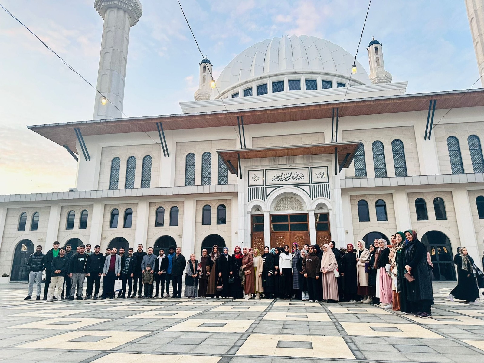Kız Öğrenciler sabah namazında buluşuyor