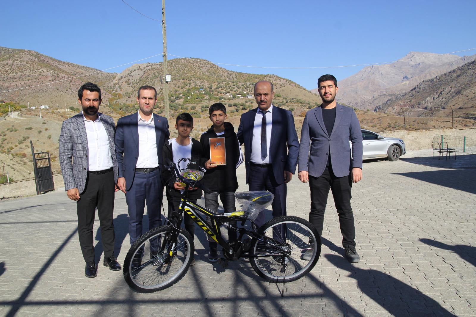 TÜGVA Kitap Kurdu Yarışması Hediyeleri Dağıtıldı