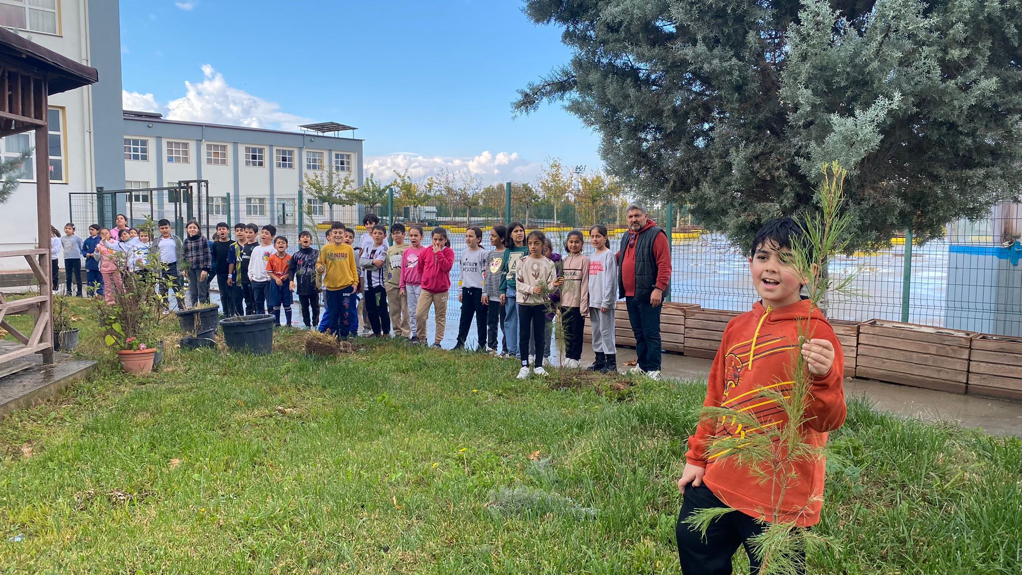 Atatürk İlkokulu’nda ÇEDES Projesi Kapsamında Fidan Dikim Etkinliği