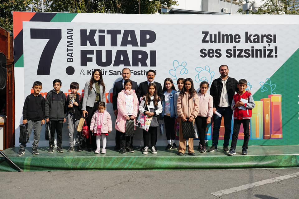 Kaymakam Yılmaz, Öğrencilerle birlikte 7. Kitap Fuarını ziyaret etti
