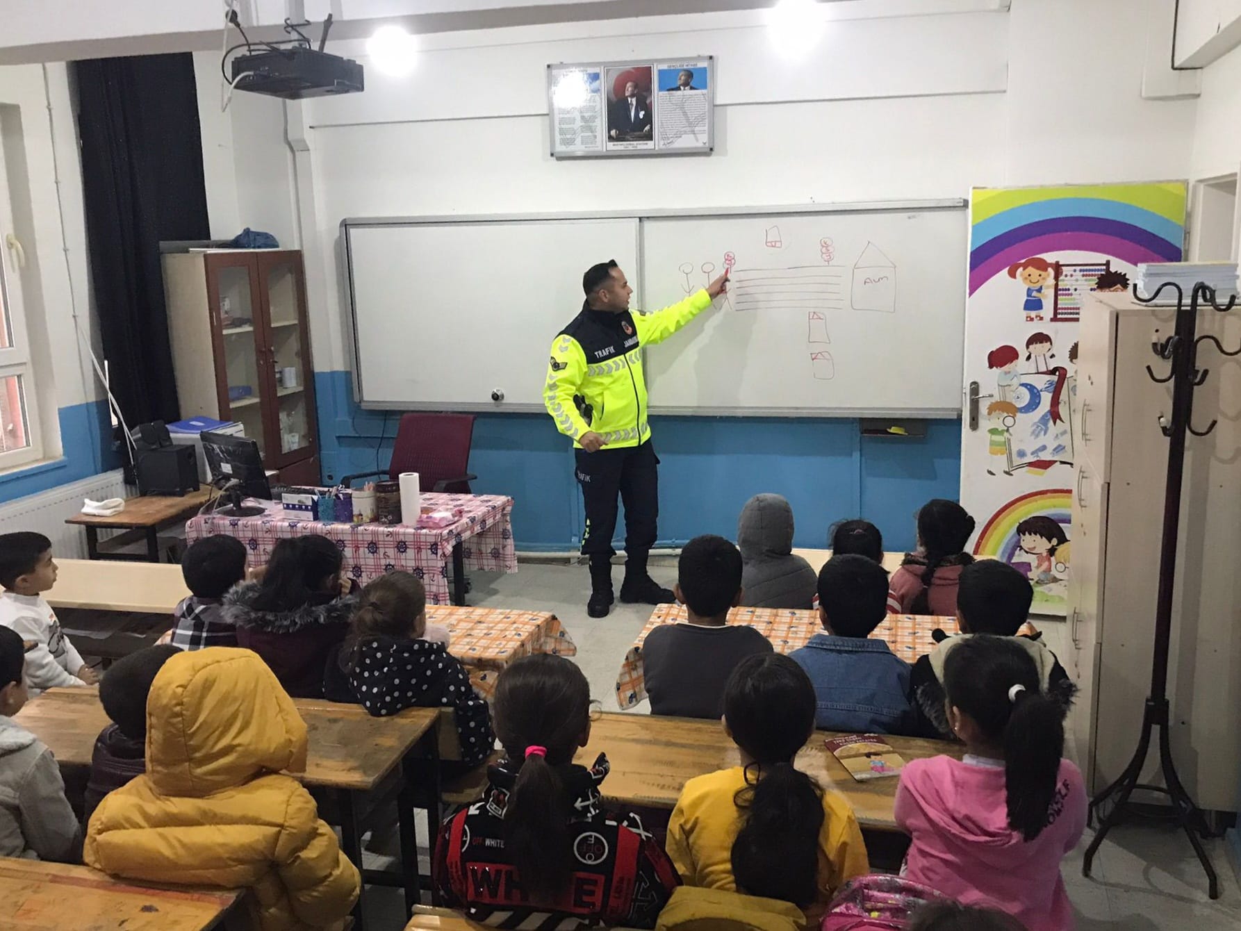 Beşiri’de Jandarma, Beyçayır İlkokulu Öğrencileri ile trafik eğitimi gerçekleştirdi