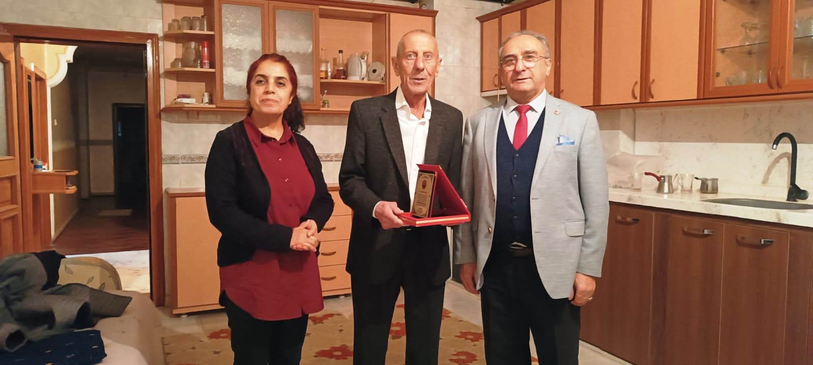 Ekmen’den Emekli Öğretmene Anlamlı Ziyaret